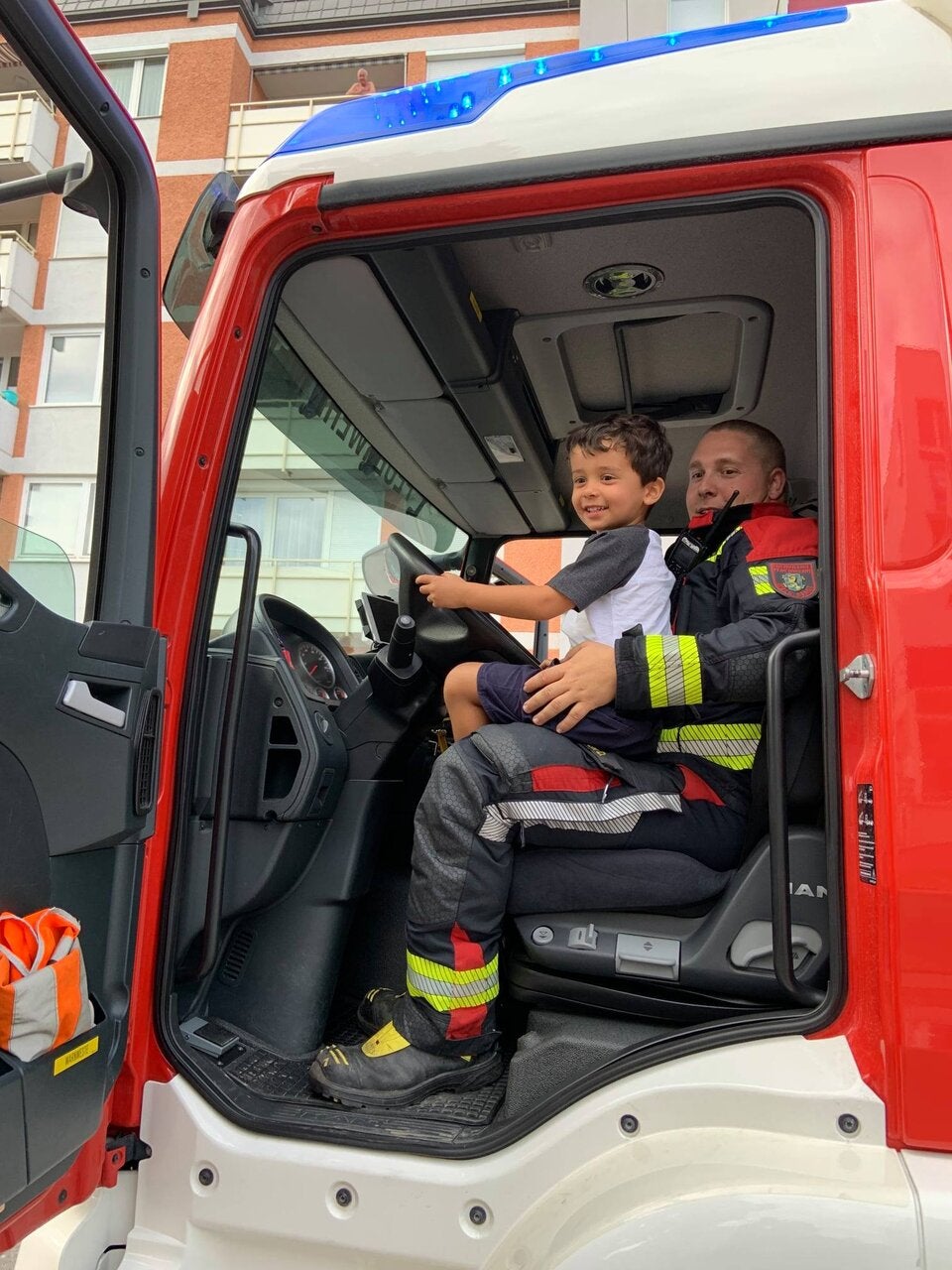 Bub in Lift gefangen