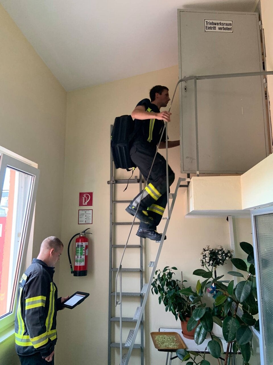 Bub in Lift gefangen