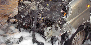 Auto in Flammen: 24-Jährige gerettet