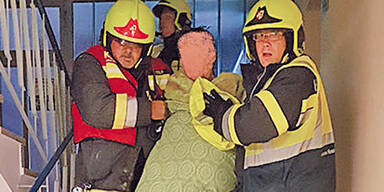 Frau rettete sich nackt auf Balkon