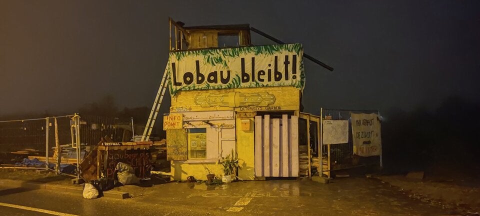 Brand bei besetzter Lobau-Baustelle