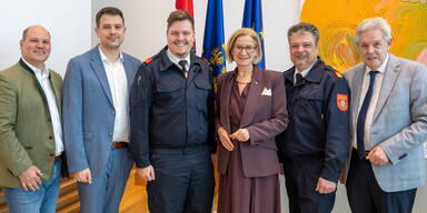 LH-Frau sichert drei Feuerwehren in Gloggnitz F&ouml;rderung zu