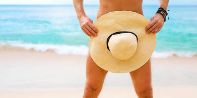 Nackter Mann bedeckt mit Hut sein Geschlechtsteil