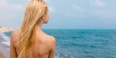 Frau am Strand von hinten
