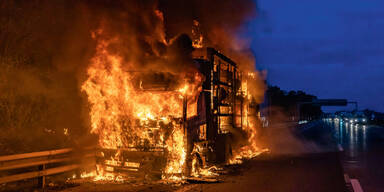 Feuerinferno auf Autobahn