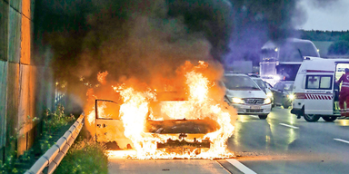 Brennendes Auto Westautobahn A1 bei Haag