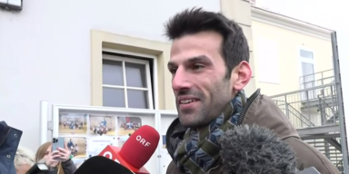 FPÖ-Spitzenkandidat Udo Landbauer gibt seine Stimme ab.png
