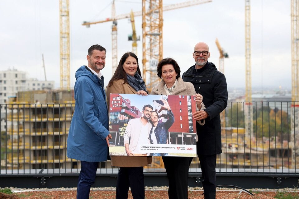 (v.l.n.r.) Grgeor Puscher (GF wohnfonds_Wien), Vizebürgermeisterin & Wohnbaustadträtin Kathrin Gaàl, Margarete Kriz-Zwittkovits (Vizepräsidentin WKW) und Josef Cser (GF Wohnservice Wien)