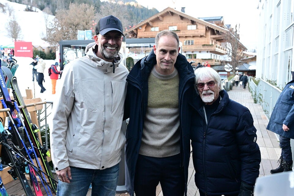 Jürgen Klopp posierte auch mit Bernie Ecclestone am Fuße der Streif. .