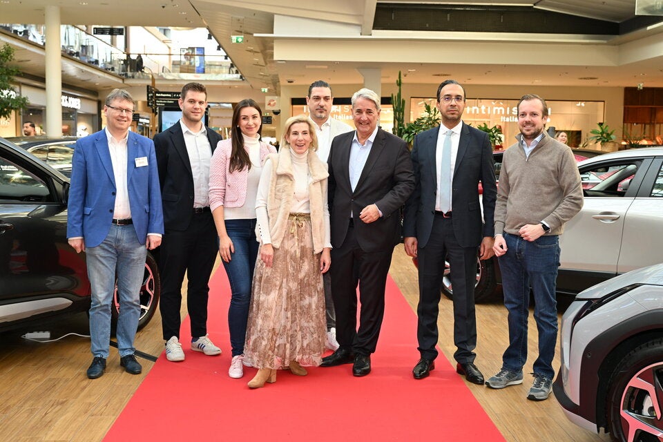 Driving Days: oe24 CEO Niki Fellner (r.) und BV-Donaustadt Ernst Nevrivy (3. v. r.) gemeinsam mit den Ausstellern.