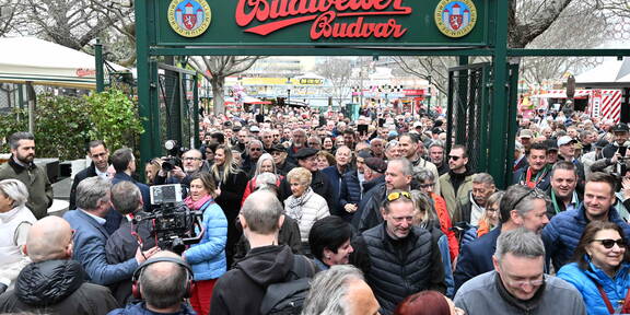 Stabile Bierpreise: Im Schweizerhaus auf den Frühling trinken!