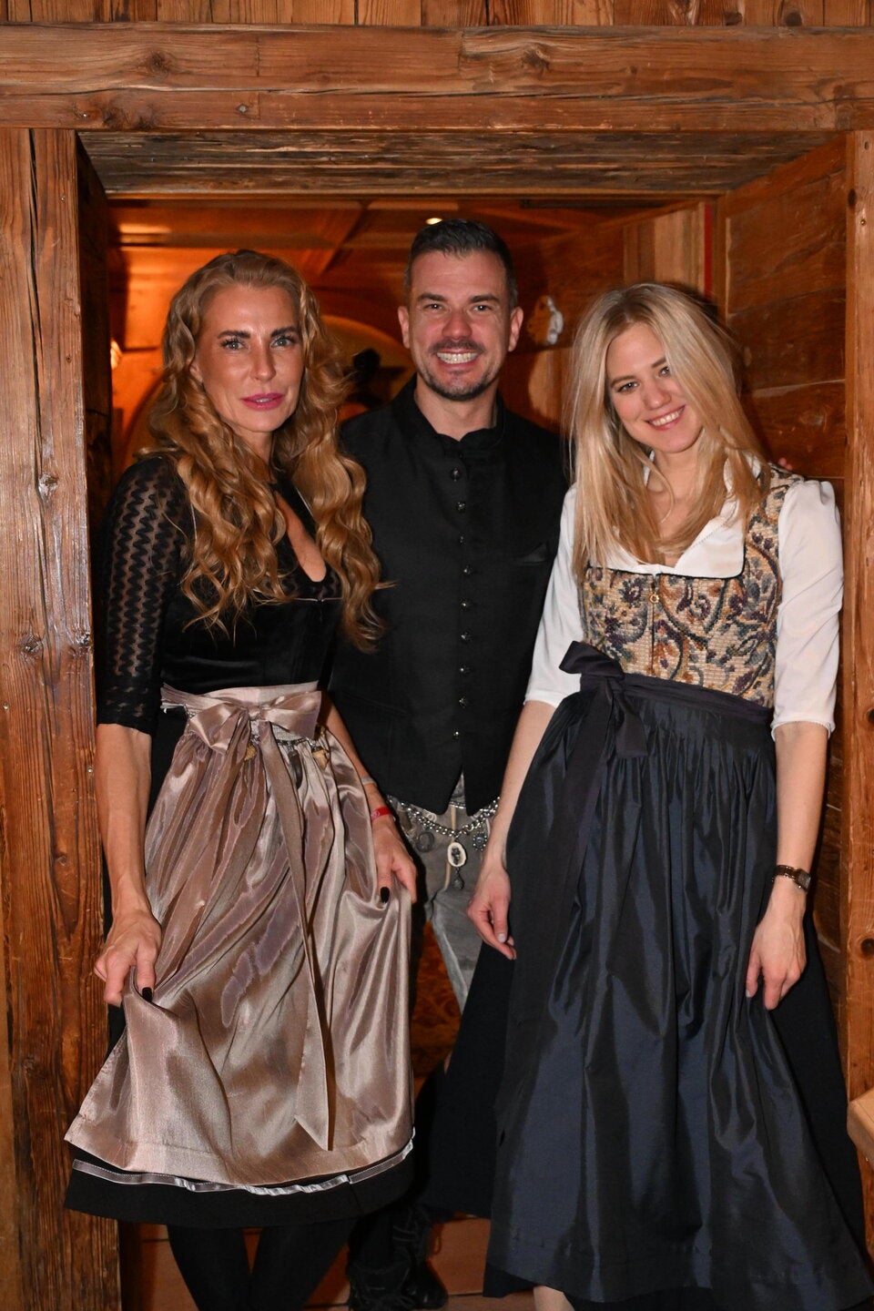 Giulia Siegel mit ihrem Liebsten Ludwig Heer und Larissa Marolt.