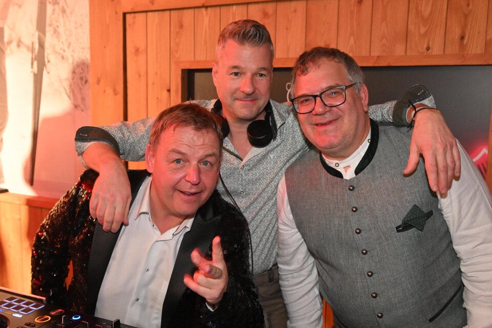 Elton (rechts) zeigte sich gut gelaunt am DJ-Pult