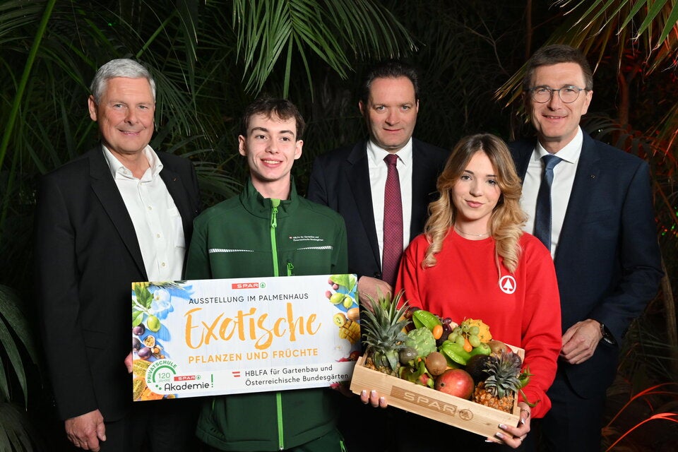 SPAR-Vorstandsvorsitzender Hans K. Reisch mit Lehrlingen, Norbert Totschnig und SPAR-GF Alois Huber.