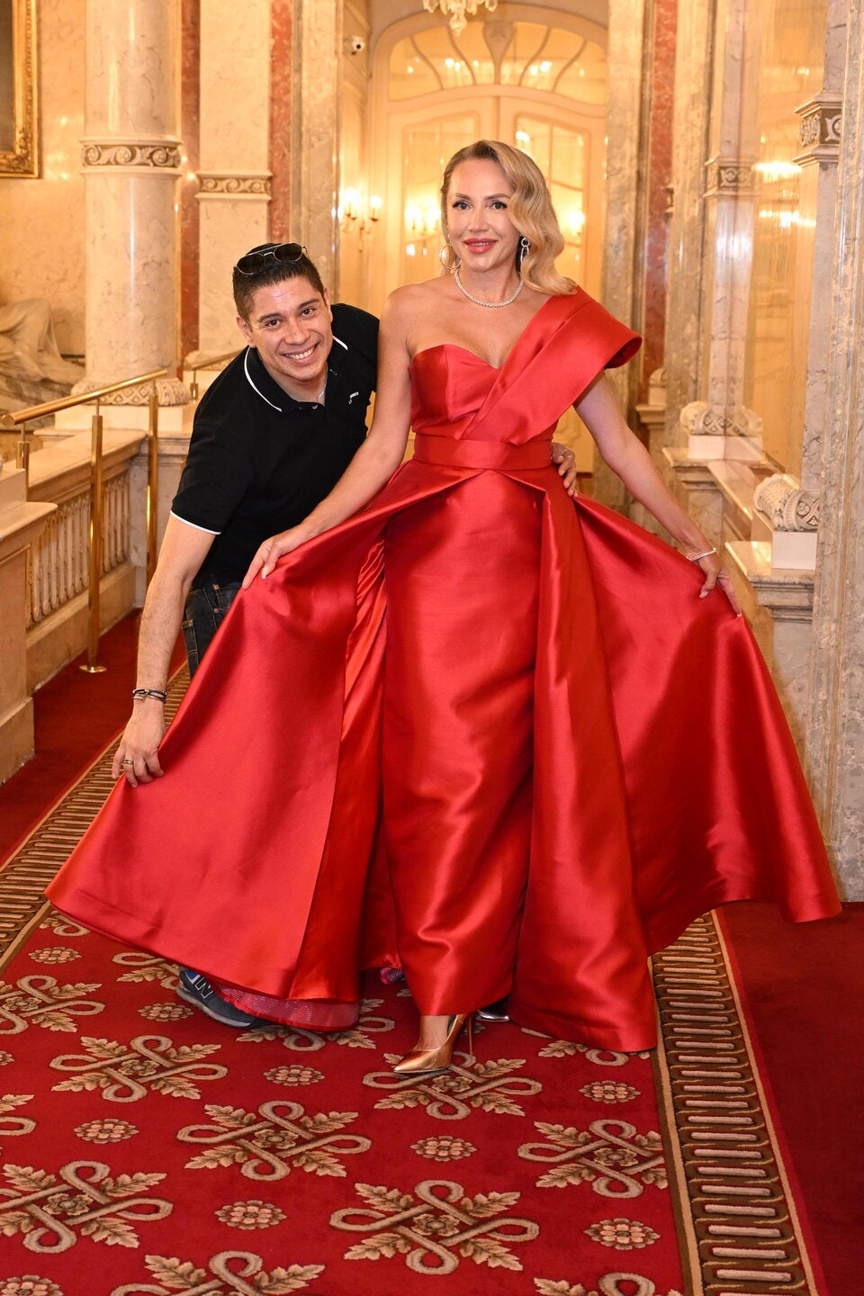 Alexis F. Gonzalez präsentiert gemeinsam mit Ekaterina Mucha die Opernball-Robe