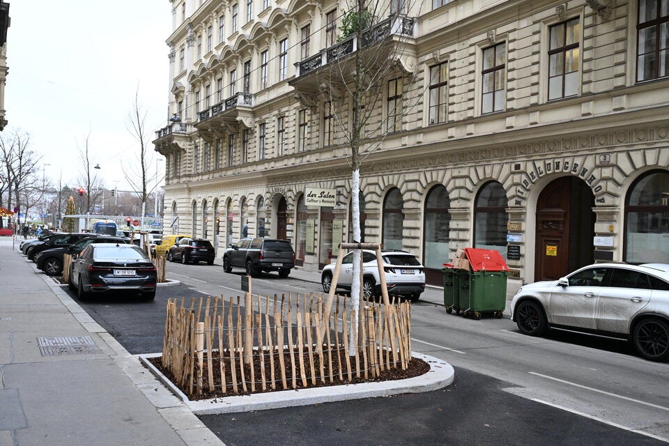Nibelungengasse/Schillerpark: Parkplätze weg – Bäume kommen!