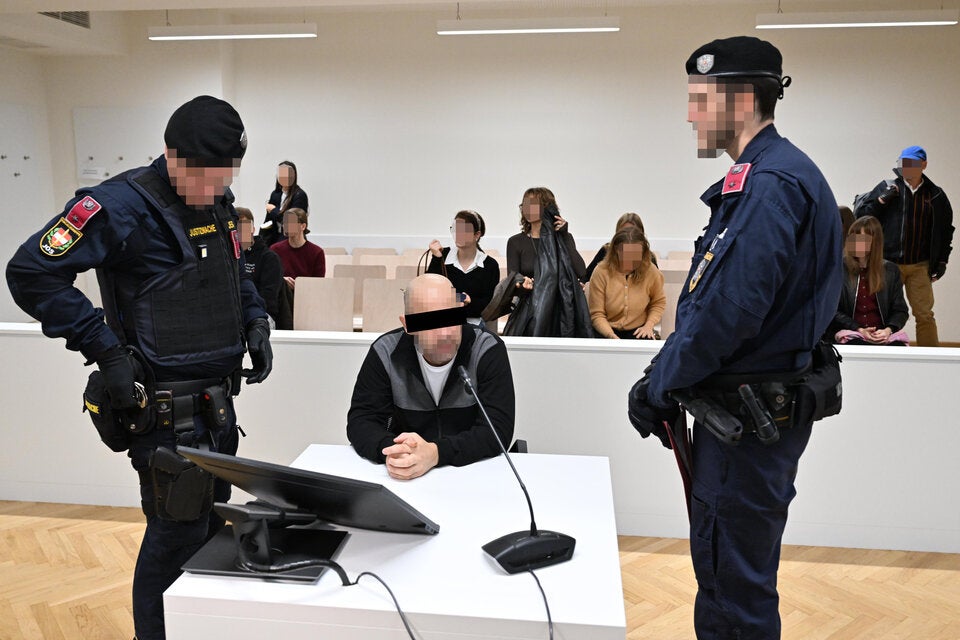 Angeklagter Mordversuch Polizist Parlament