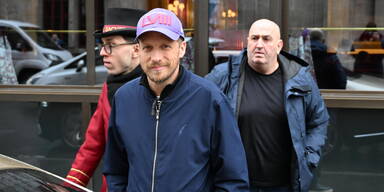 Oliver Pocher zeigte sich gut gelaunt vor dem Hotel Sacher.&nbsp;