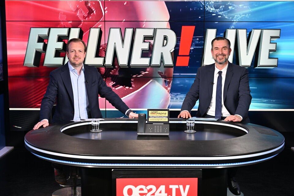 oe24-Chef Niki Fellner interviewt ORF-Kandidat Clemens Pig.