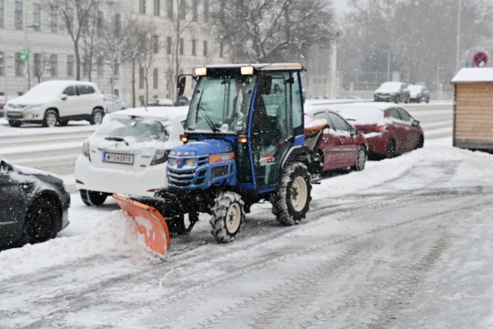 Schnee-Chaos in Wien: Autos rutschen über die Straßen