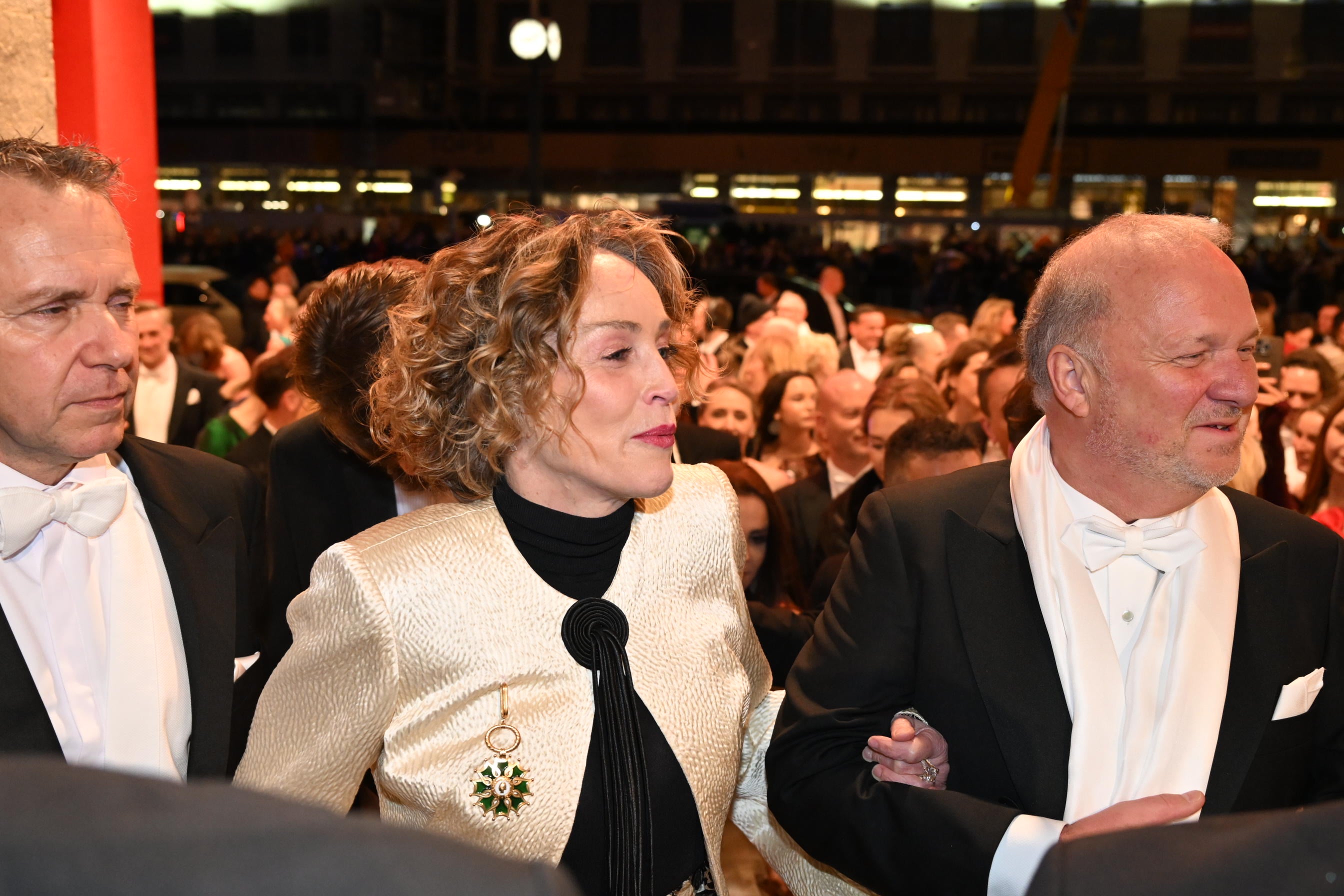 Opernball: Sharon Stone flieht