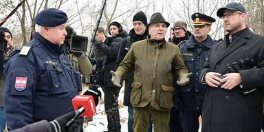 Kopie von Nationalratspr&auml;sident Walter Rosenkranz (FP&Ouml;) in J&auml;ger-Kleidung,