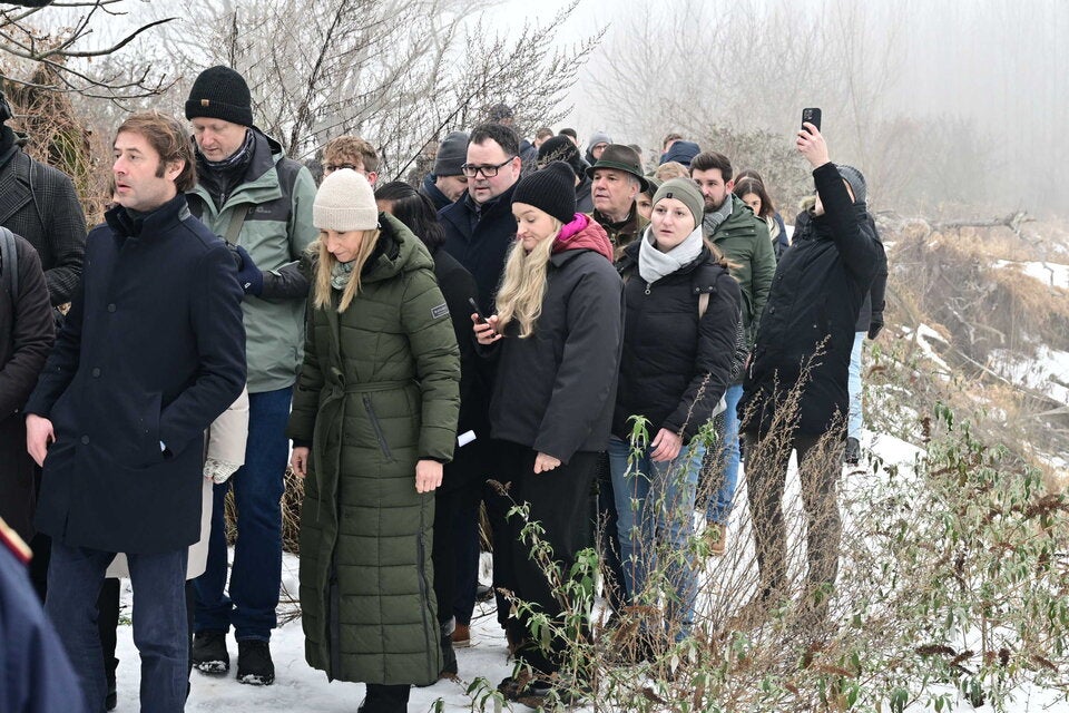 Viele Politiker und Journalisten bei der Begehung des Fundorts.