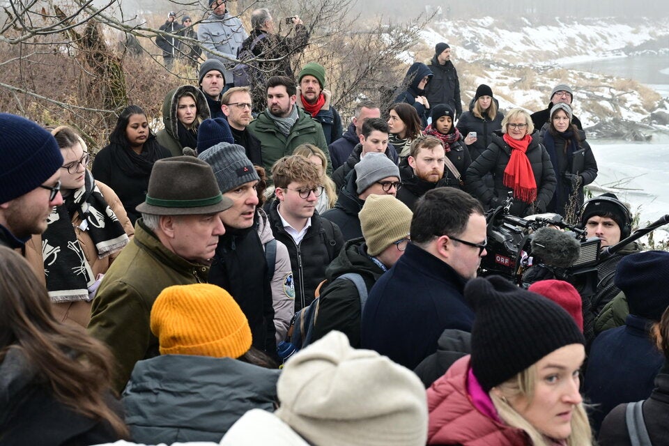 Politiker und Journalisten bei der Begehung des Fundorts.