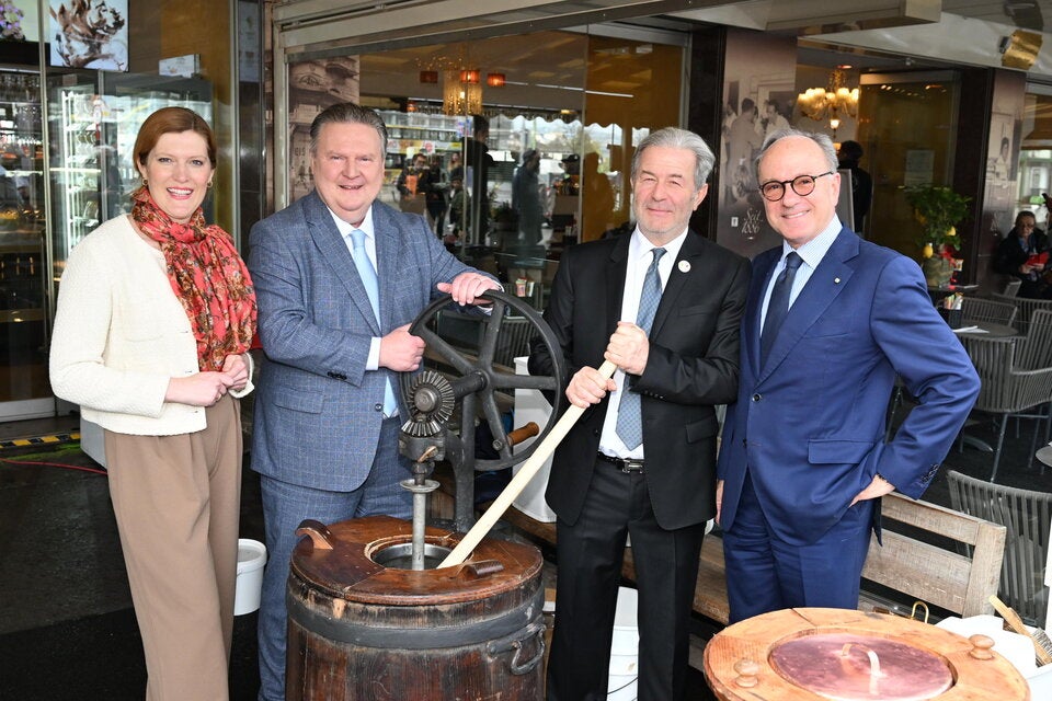 Bezirksvorsteher-Stellvertreterin Lucia Grabetz, Bürgermeister Michael Ludwig, Silvio Molin Pradel und Botschafter Giovanni Pugliese.