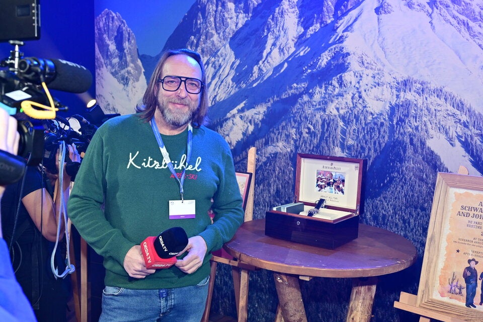 oe24-Reporter René Wastler bei der Arnie-Uhr