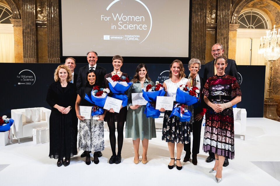 Die Gewinnerinnen mit BM Eva-Maria Holzleitner, L'Oréal Market Director Edzard Meenen, UNESCO-Kommissions-Präsidentin Sabine Haag, ÖAW-Prsäident Heinz Faßmann und Moderatorin Kati Bellowitsch. 