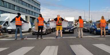 Klima-Chaoten blockieren Verteilerkreis in Wien-Favoriten