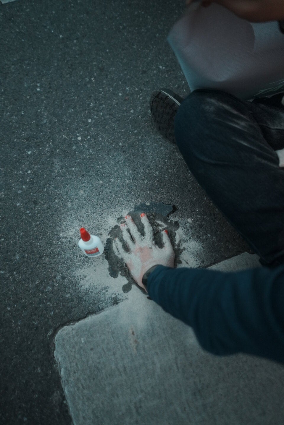 Letzte Generation: Klima-Kleber betonieren sich vor Parlament fest