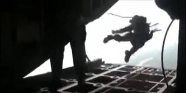 Fallschirmj&auml;ger aus Flugzeug gerissen