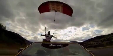 Fallschirmspringerin landet in Cabrio