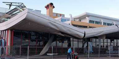 Sturm riss Flughafen-Dach in Faro ab