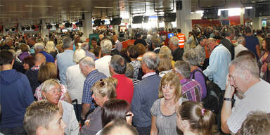 Sturm riss Flughafen-Dach in Faro ab