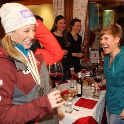 So emotional feiert Michaela Kirchgasser