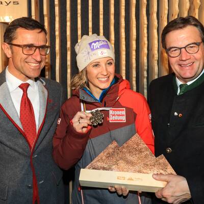 So emotional feiert Michaela Kirchgasser