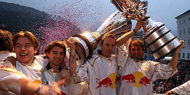 Feier mit eigens angefertigten goldenen Dressen