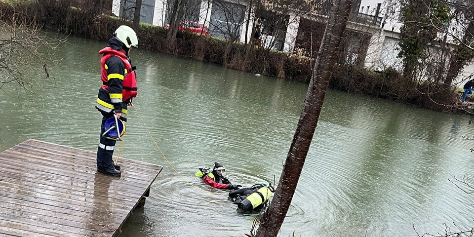 Mann (76) stirbt nach Sturz in Fluss