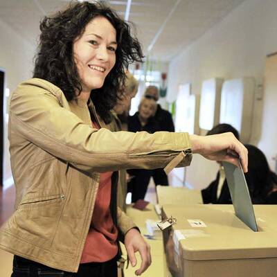 Hier gibt Ingrid Felipe von den Grünen ihre Stimme ab