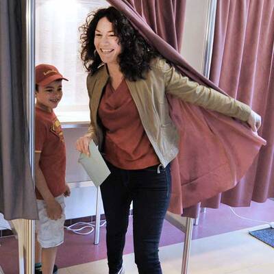 Hier gibt Ingrid Felipe von den Grünen ihre Stimme ab