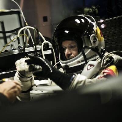 Wegen Windes wurde Baumgartners Sprung abgebrochen.