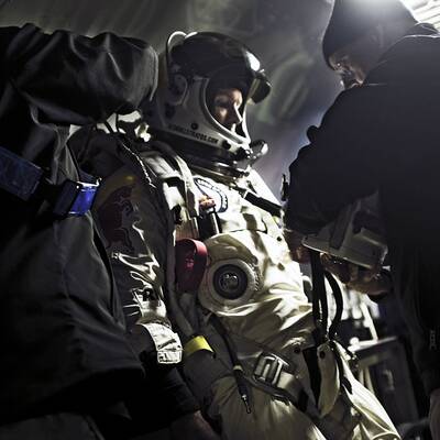 Wegen Windes wurde Baumgartners Sprung abgebrochen.