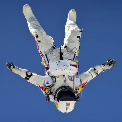 Wegen Windes wurde Baumgartners Sprung abgebrochen.