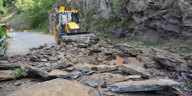 Felssturz ger&auml;umt B34 bei Kamegg