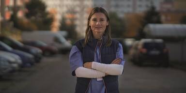 Frau vor städtischen Hintergrund auf Straße und vor Wohnblöcken