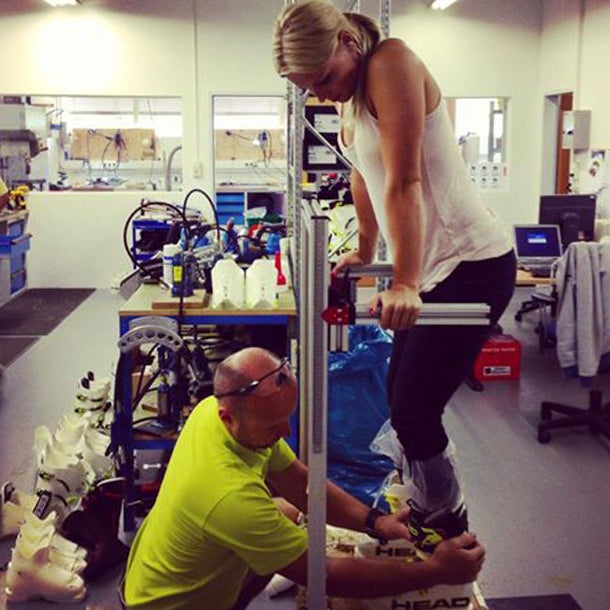 Hier probiert sexy Anna ihren Gold-Schuh