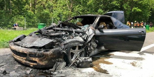 Ferrari direkt neben Autobahn komplett ausgebrannt
